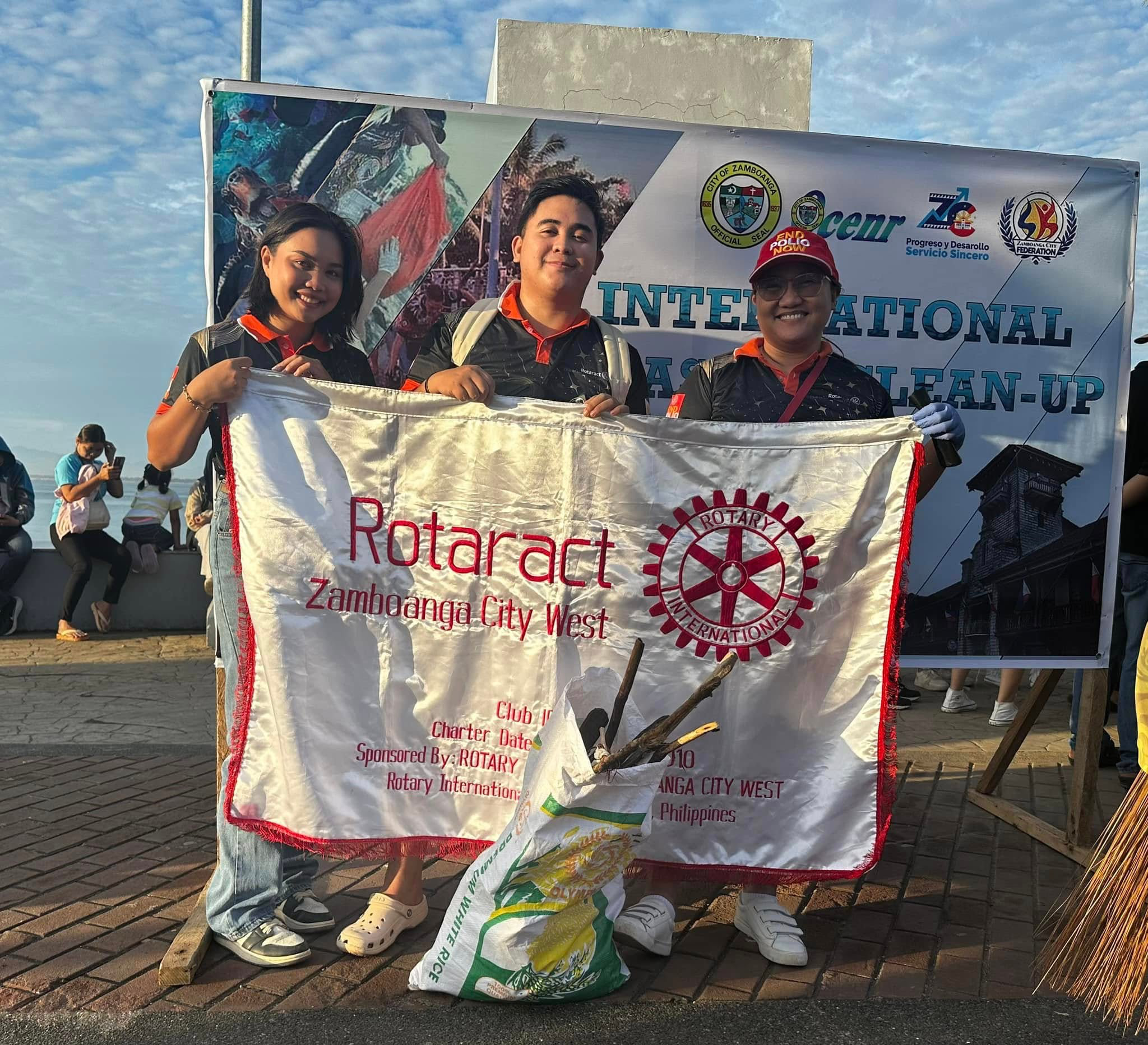 International Coastal Cleanup 2024 - Community volunteers at R.T. Lim Boulevard